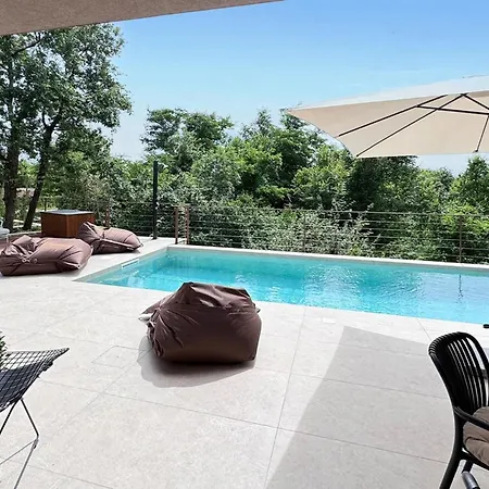 2 Bedroom Stunning In *