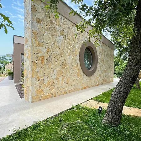 2 Bedroom Stunning In *