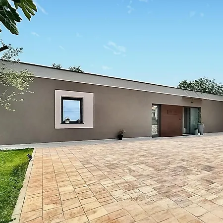 2 Bedroom Stunning In *